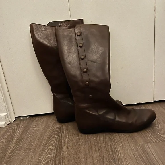 Born 8.5 knee length brown/walnut boots. - Picture 2 of 3